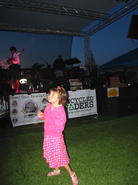 Ella dancing to the band in Victor